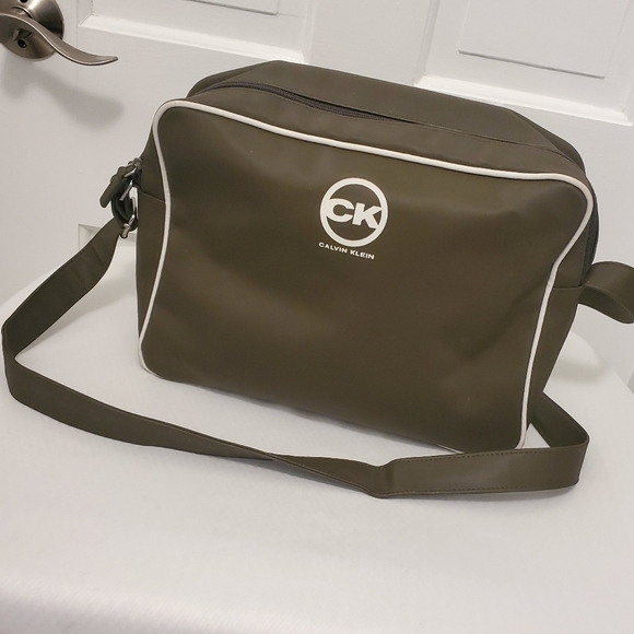 Calvin Klein Green Messenger Bag, Fully Lined, Versatile - Picture 1 of 9